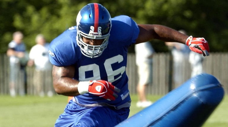 Giants DT Barry Cofield does a practice drill during his...