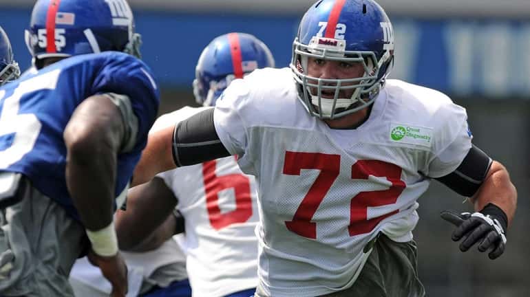 Justin Pugh, right, looks to block linebacker Keith Rivers during...