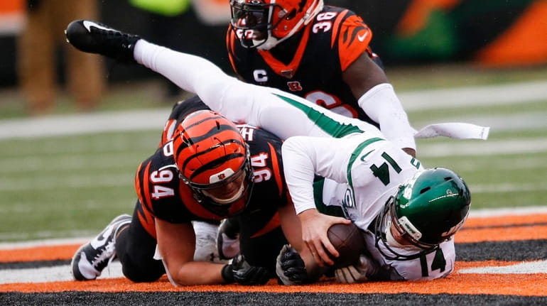 Jets quarterback Sam Darnold is sacked by Bengals strong safety...