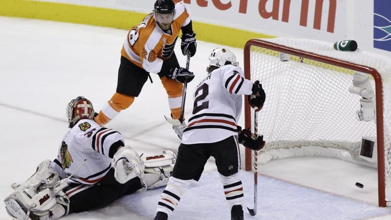 Philadelphia Flyers right wing Claude Giroux (28) scores against Chicago...