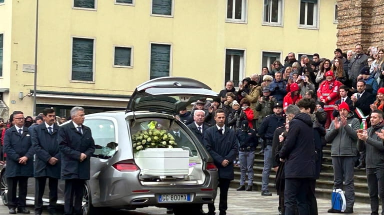 People bid the last farewell to the coffin of Giulia...