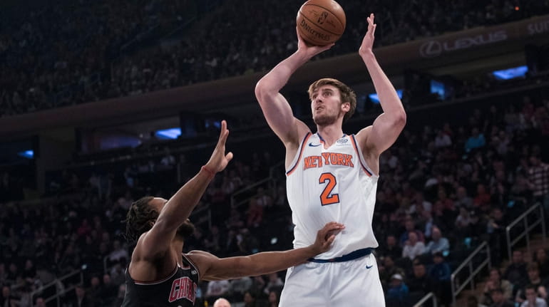 Knicks forward Luke Kornet shoots over JaKarr Sampson of the...