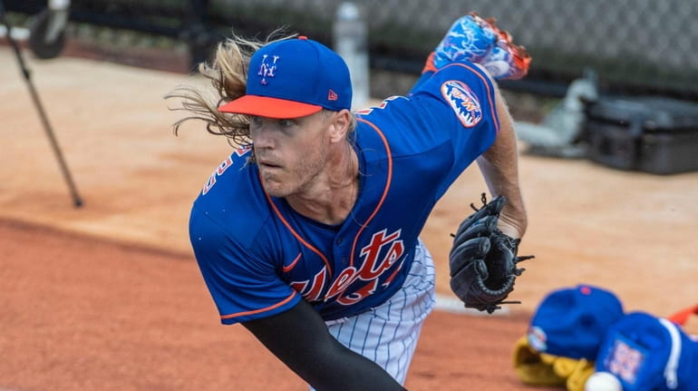 Mets pitcher Noah Syndergaard throws during a spring training workout Feb....