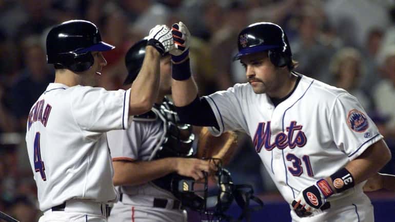 Robin Ventura high fives Mike Piazza after his fourth inning...