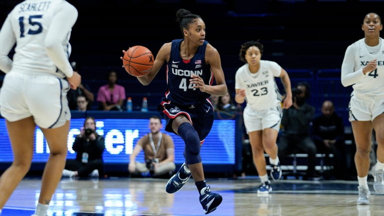 UConn forward Aubrey Griffin (44) dribbles during the first half...