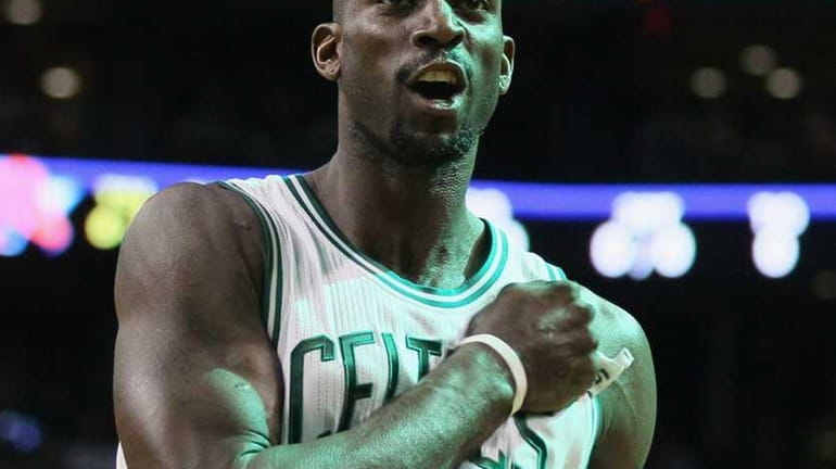 Kevin Garnett #5 of the Boston Celtics rallies the fans...