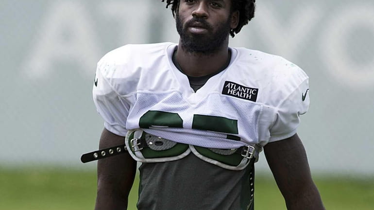 Joe McKnight leaves the field after training camp at SUNY...