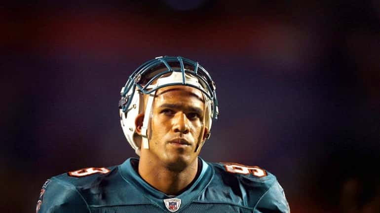 The Jets are pursuing free agent outside linebacker Jason Taylor,...