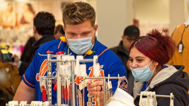 Mets' Daniel Vogelbach helps 16-year-old Emily C. shop during the...