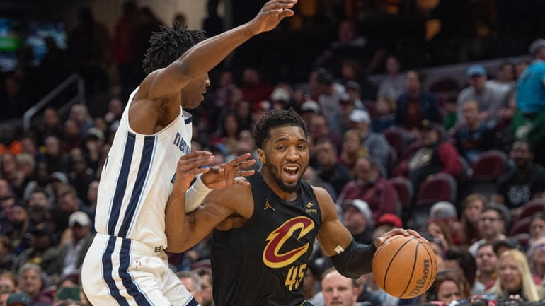Cleveland Cavaliers' Donovan Mitchell (45) drives to the basket as...