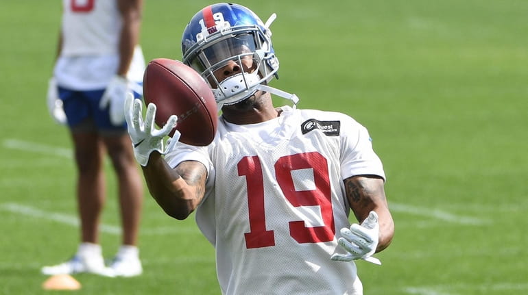 Giants wide receiver Corey Coleman makes a one-handed catch during...