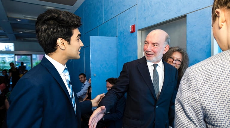 Saad Amer, left, meets Luis Alfonso de Alba, the UN...