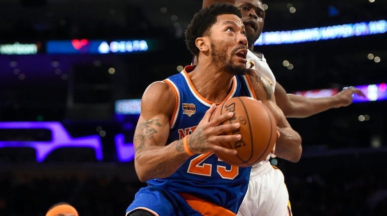 New York Knicks guard Derrick Rose gets by Los Angeles...