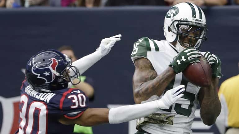 New York Jets wide receiver Brandon Marshall (15) catches a...