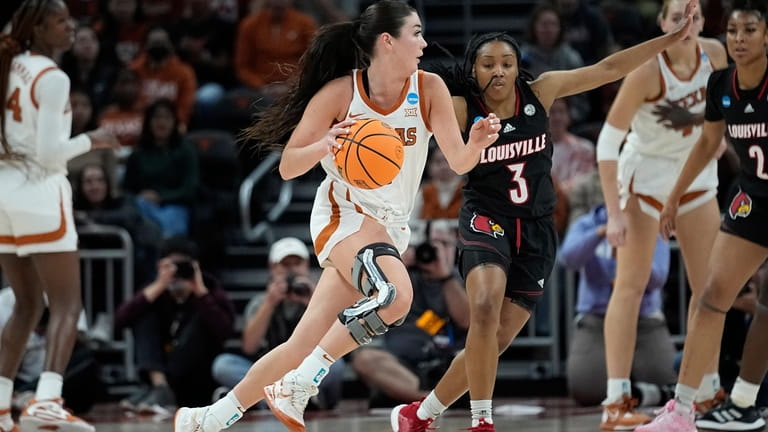 Texas guard Shaylee Gonzales (2) drives around Louisville guard Chrislyn...
