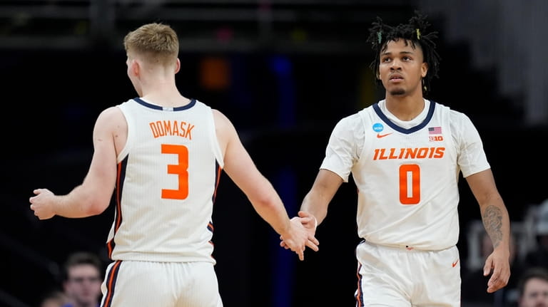 Illinois guard Terrence Shannon Jr. (0) is congratulated by forward...