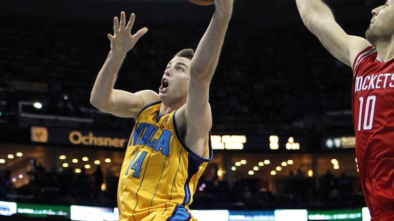 New Orleans Hornets forward Jason Smith drives to the basket...