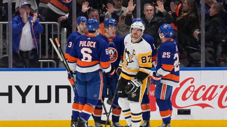Pittsburgh Penguins center Sidney Crosby (87) looks up at the...