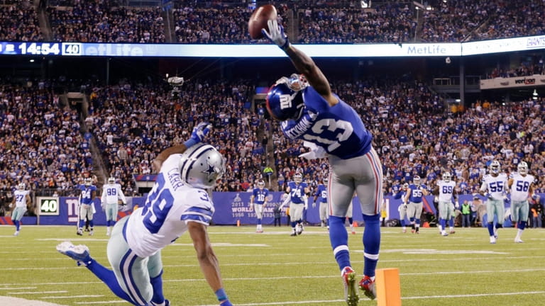 Giants wide receiver Odell Beckham Jr. makes a one-handed catch for...