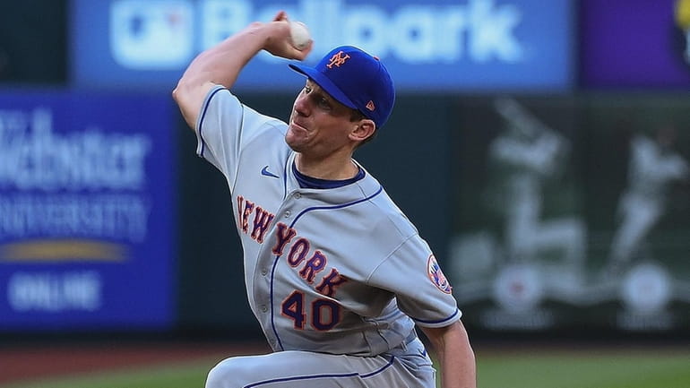 Chris Bassitt #40 of the Mets pitches against the St. Louis...