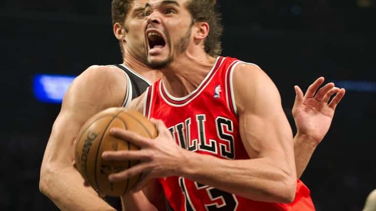 Chicago Bulls center Joakim Noah drives to the hoop against...