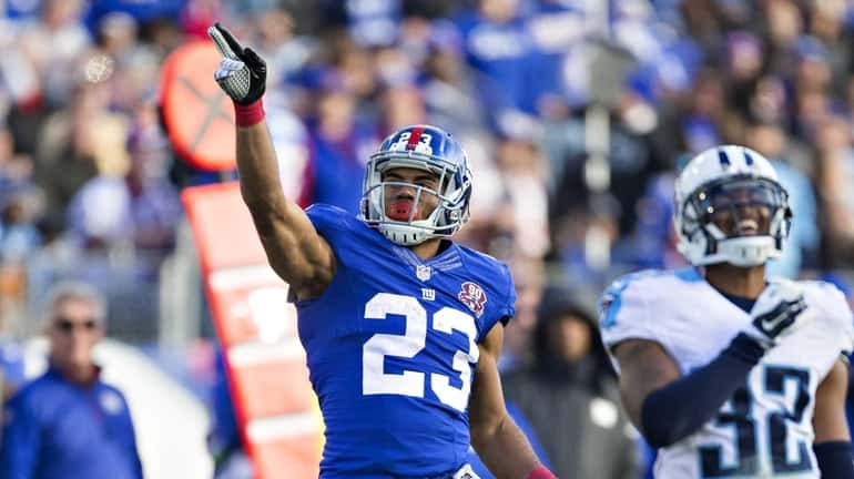 Rashad Jennings #23 of the New York Giants signals for...