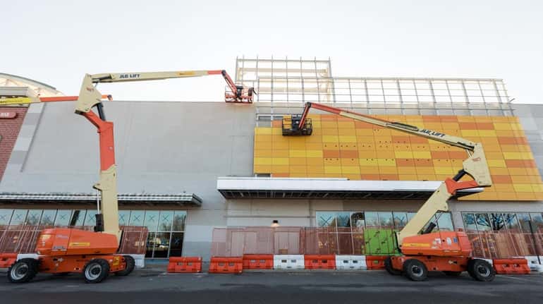 Construction on the facade of the Samanea New York Mall...