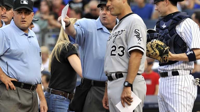 White Sox manager Robin Ventura goes over the ground rules...