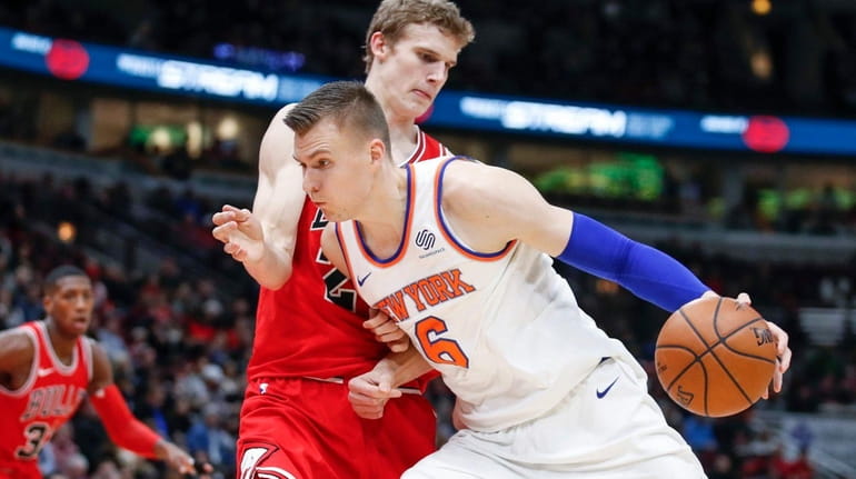 Knicks forward Kristaps Porzingis drives to the basket against Bulls...