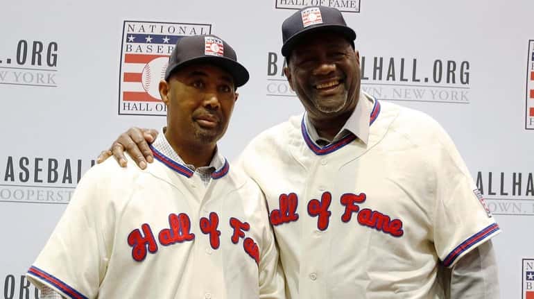 Lee Smith, right, and Harold Baines pose for photographers during...