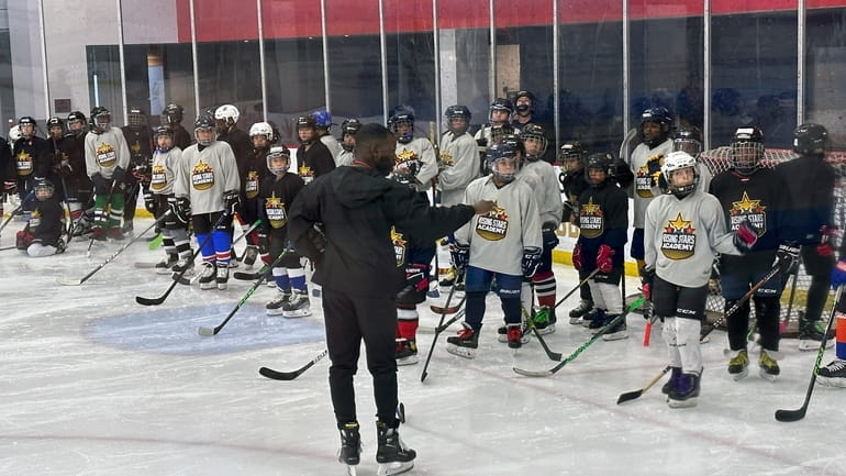 Duante' Abercrombie speaks to players as an instructor at the...