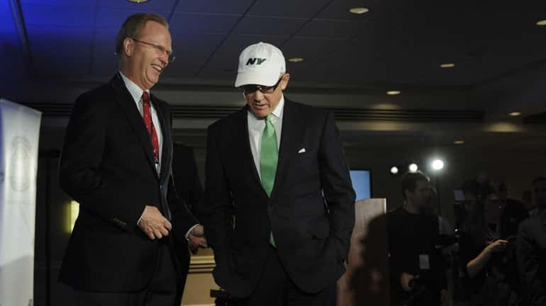 Giants owner John Mara, left, chats with Jets owner Woody...