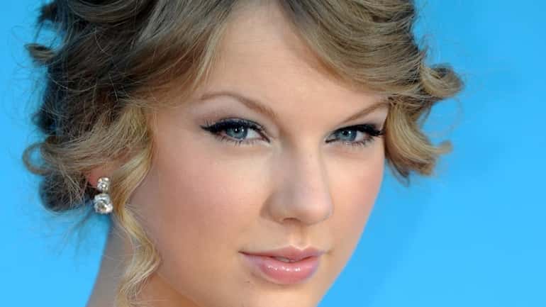 Singer Taylor Swift arrives at the 45th Academy of Country...