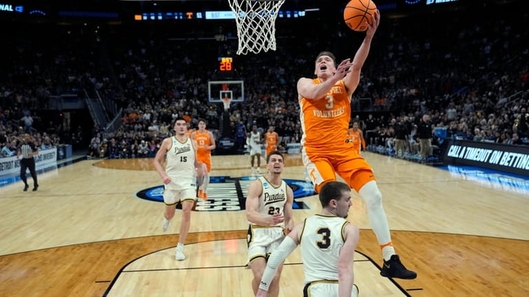 Tennessee guard Dalton Knecht makes a layup during the second...