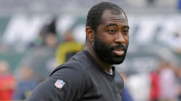 Jets cornerback Darrelle Revis warms up before an NFL game...