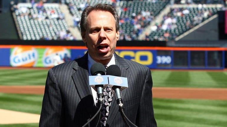 New York Mets announcer Howie Rose speaks at the podium...