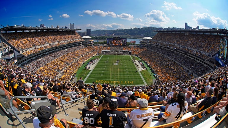 The Pittsburgh Steelers face the New England Patriots during an...