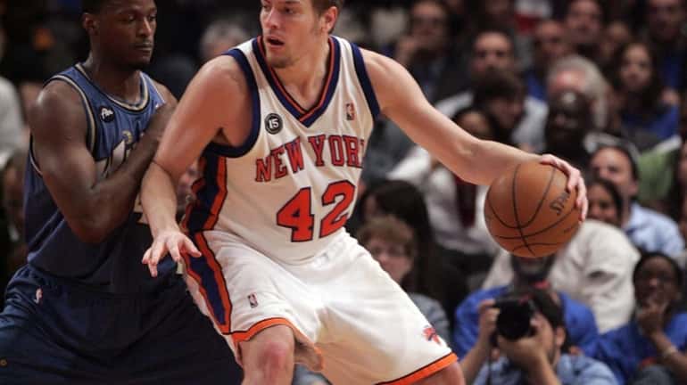 New York Knicks center David Lee (42) drives past Washington...
