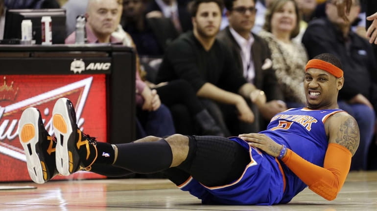 Knicks' Carmelo Anthony grimaces after falling in the second quarter...