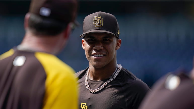 San Diego Padres right fielder Juan Soto talks with manager...