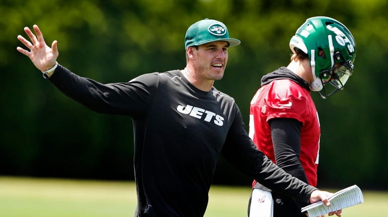 Jets quarterbacks coach Rob Calabrese works players during New York...