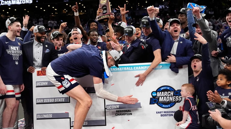 UConn center Donovan Clingan adds his team to the Final...