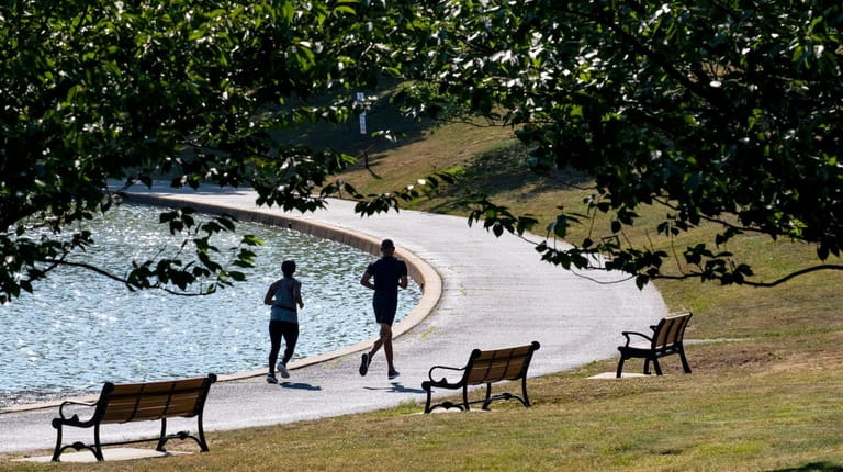 Runners endure the heat as run around Salisbury Lake at...