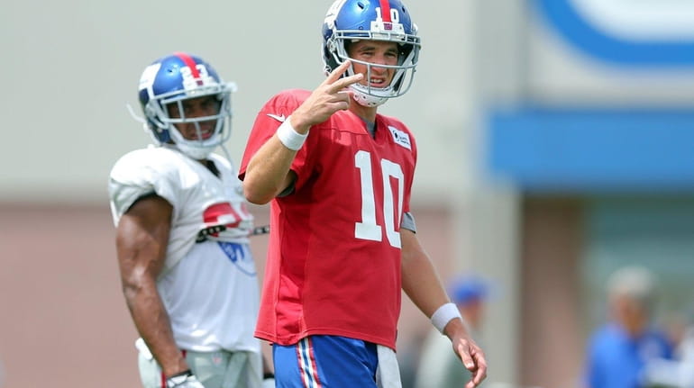 New York Giants quarterback Eli Manning (10) signals at the...