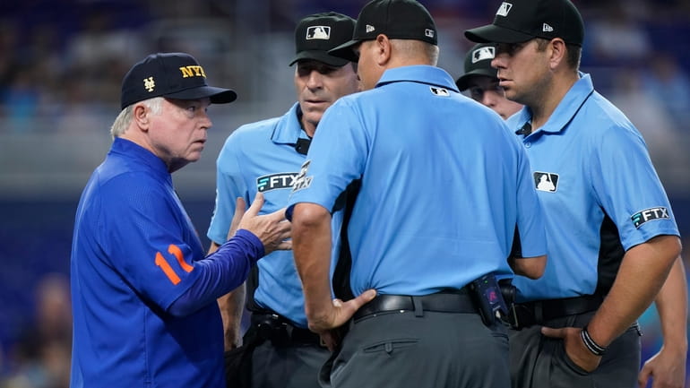 Mets manager Buck Showalter (11) argues a call with officials...