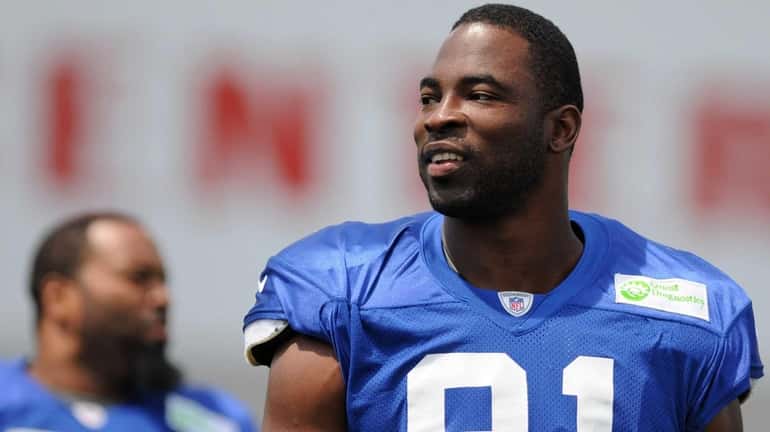 Giants defensive end Justin Tuck practices during team training camp...