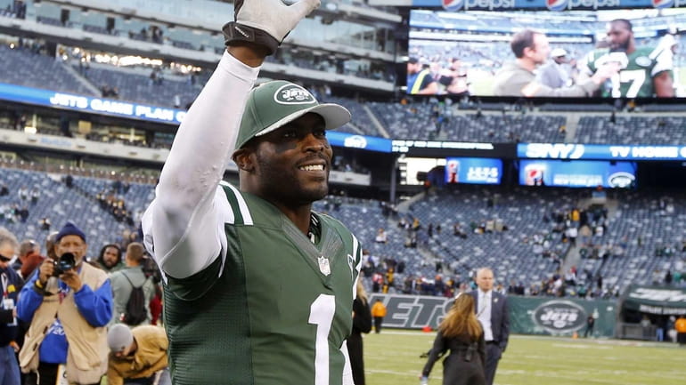Michael Vick of the New York Jets waves to the...