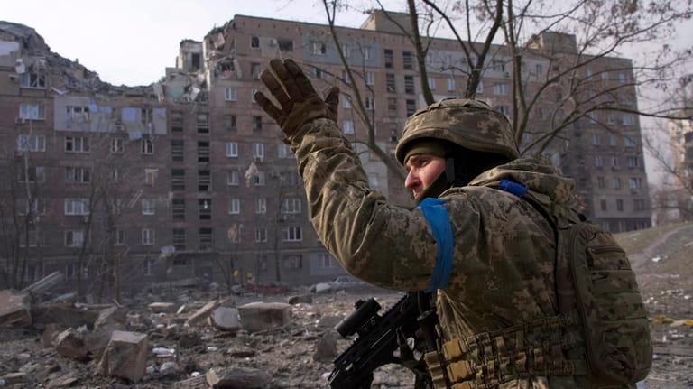 Український військовий охороняє свої позиції в Маріуполі, Україна, березень 2019 року.