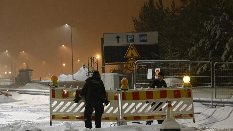 Finnish Border Guard remove fences at the closed Vaalimaa border...