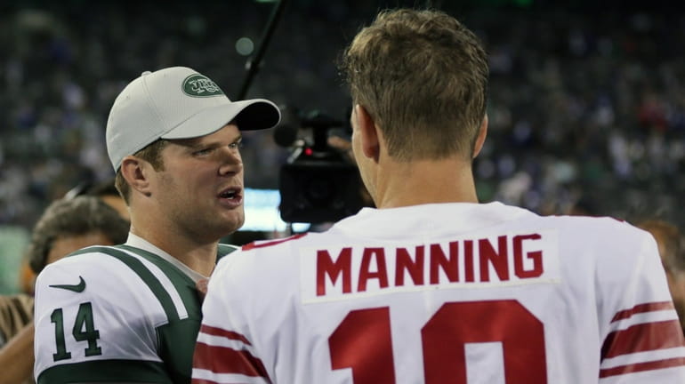 Sam Darnold talks to Eli Manning after the Jets-Giants preseason...
